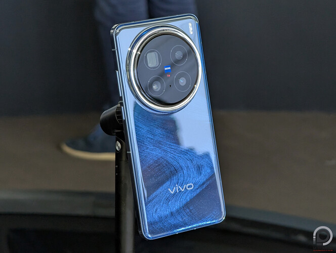 Vivo X200 Pro kék színben