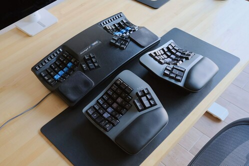 Balra a Kinesis Advantage 2 és az osztott Advantage 360, míg jobbra a (PCD) Maltron L90 látható