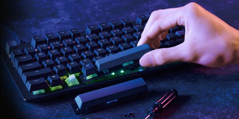 Halkított analóg kapcsolókkal szállított klaviatúra az Elecom színeiben