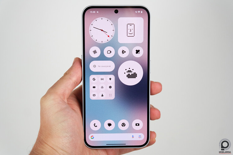 Kezemben a Nothing Phone (2a) Plus