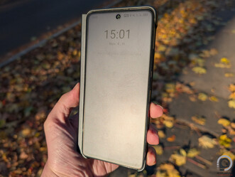 A betekintési szögek elég szűkösek sajnos, a matt felület pedig erősen veri vissza a fényt