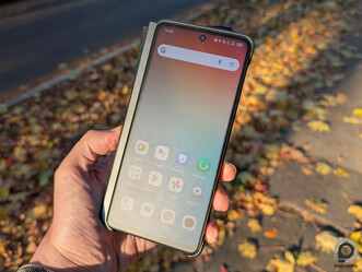 A betekintési szögek elég szűkösek sajnos, a matt felület pedig erősen veri vissza a fényt