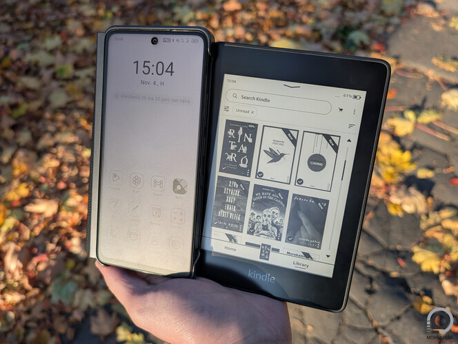 Balra a TCL 50 NxtPaper 5G, jobbra egy 4. generációs Kindle Paperwhite olvasó
