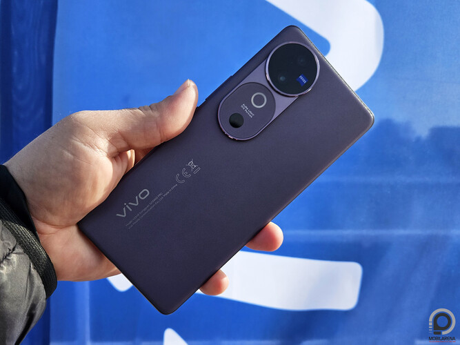 A V40 hátoldalán már ott virít a Zeiss logója is
