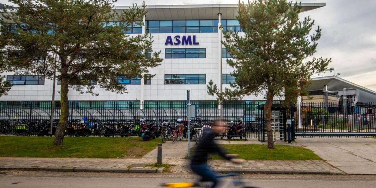 Vizsgálják, hogy miért volt globális leállás az ASML-nél