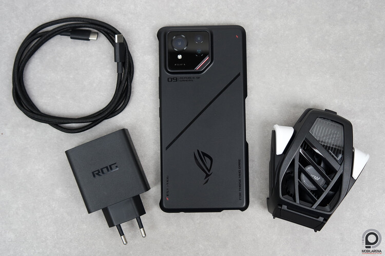 65 wattos töltő, Chill Case a telefonon, mellette pedig az AeroActive Cooler X Pro hűtő