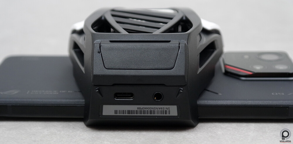 Az AeroActive Cooler X Pro alján is ott a Type-C és a 3,5 mm-es port a fülhallgató és táp csatlakoztatásához