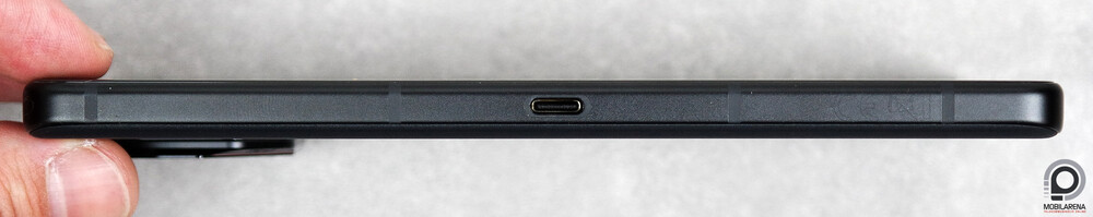 Bal oldal az USB 3-as Type-C csatlakozóval