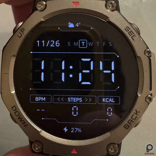 A monokróm a mindig éber kijelző, a fekete-vörös pedig az energiatakarékos / éjszakai megjelenítő