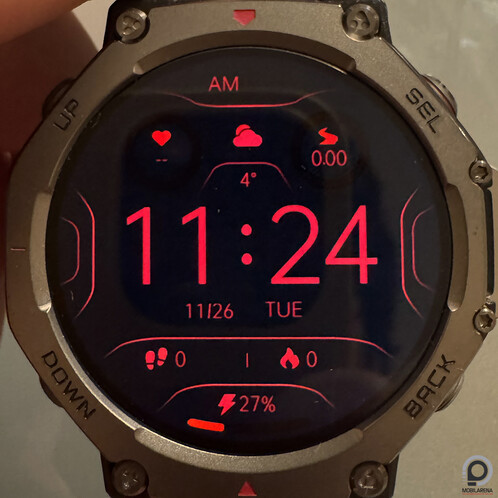 A monokróm a mindig éber kijelző, a fekete-vörös pedig az energiatakarékos / éjszakai megjelenítő