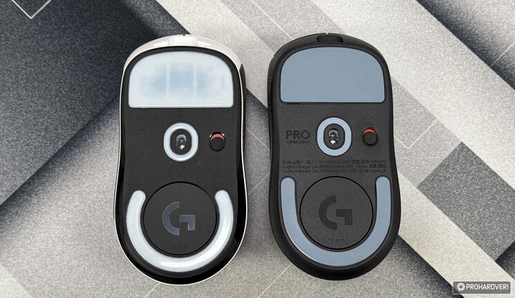 Balra a Logitech G Pro Superlight aftermarket talpakkal, jobbra a G Pro Superlight 2 a gyári teflontalpakkal