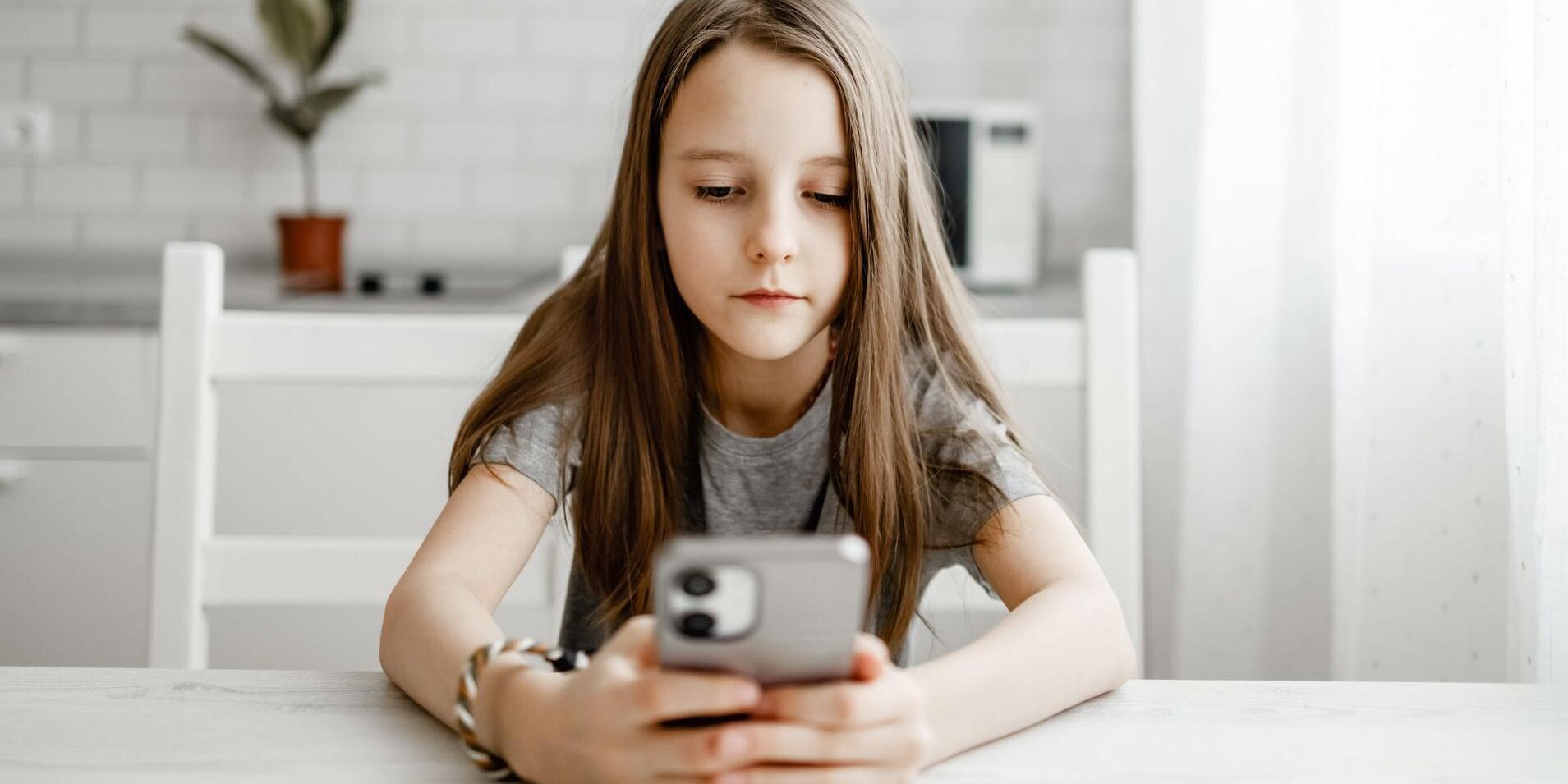 Google, Meta: el kellene halasztani a közösségi média betiltását a gyerekeknél