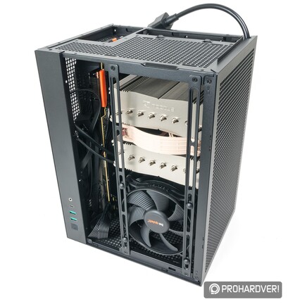 A két sínre 12 cm-es ventilátorok vagy 240 mm-es radiátor szerelhető fel