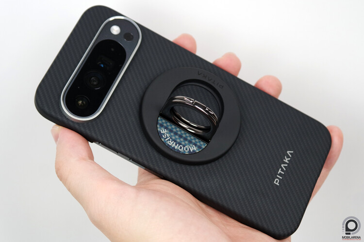 Google Pixel 9 Pro XL-em egy Pitaka MagEZ tokban, rajta egy fogást segítő ujjgyűrű, ami a telefon mérete miatt jól is jön