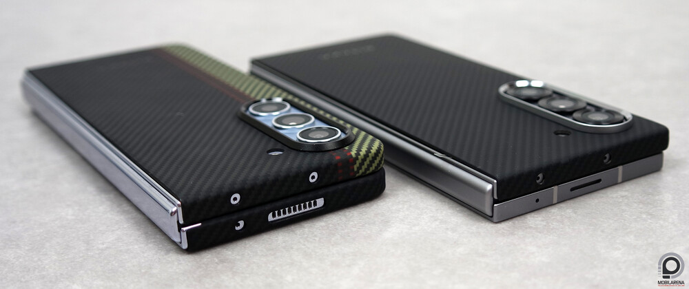 Kétfajta megoldás kinyitható telefonokhoz: bal oldalon a Galaxy Z Fold5 elejét is védi egy ragasztható réteg, a jobb oldali Galaxy Z Fold6-on viszont csak a hátlapot