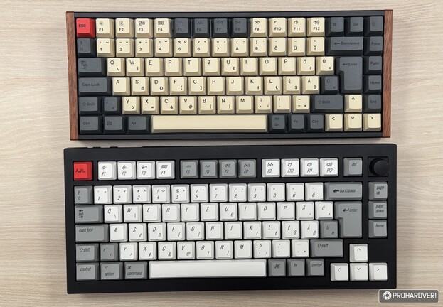 Felül a Keychron K2 HE, alul a Keychron Q1 HE, mindkettő magyar Keychron kupakokkal.