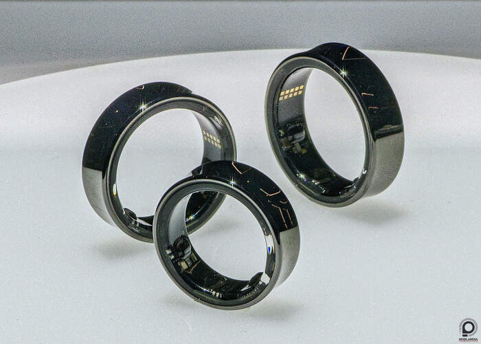 Galaxy Ring vitrin mögött a 2024-es MWC-n