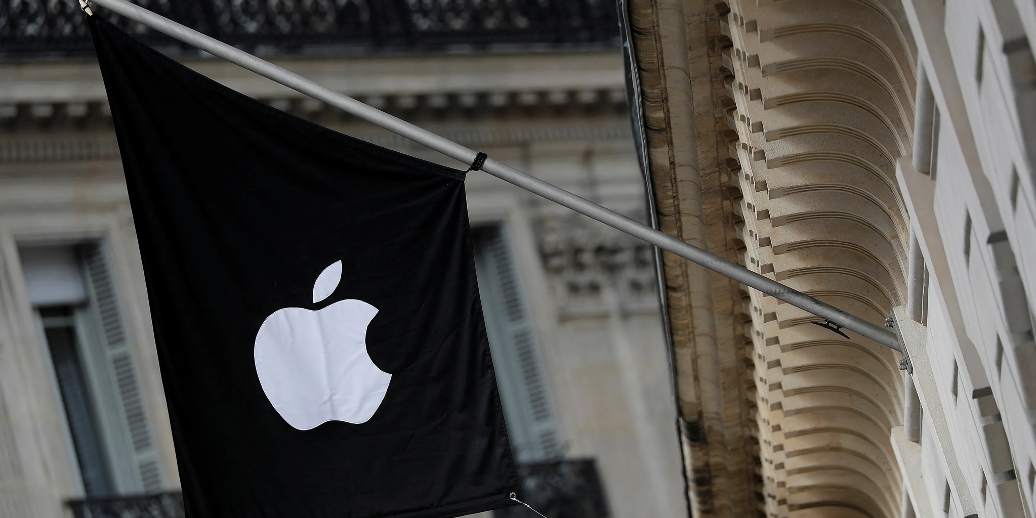 Csoportos keresetek tömegeit zúdítják a tech cégekre a britek, az Apple az első