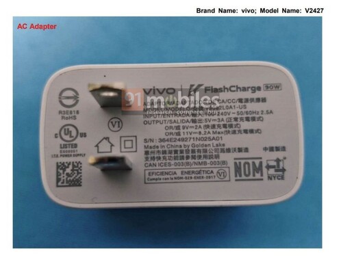 Az aksiról és a töltőről készült fotó