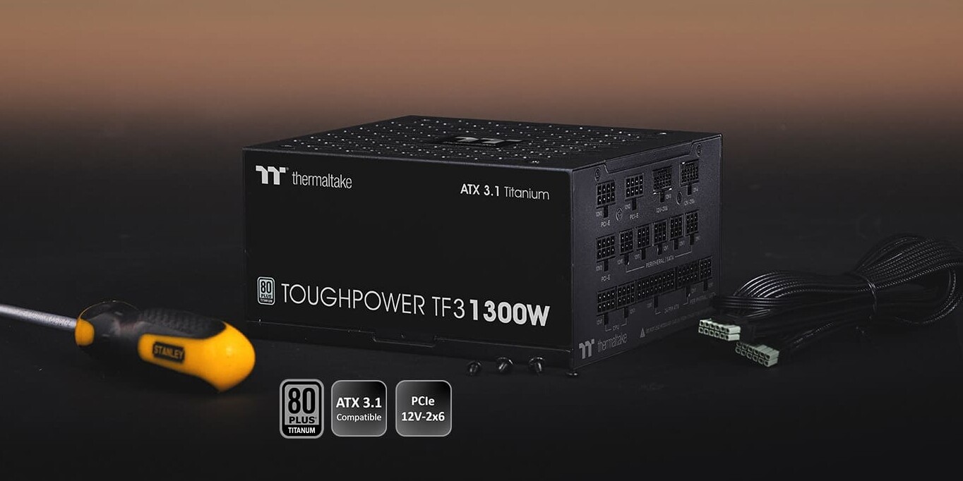 Titanium besorolású Thermaltake táp érkezett az 1 kilowattot átlépő szegmensbe