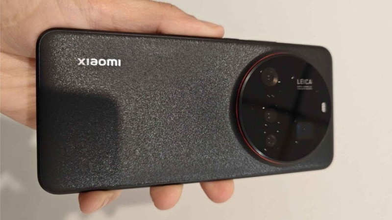 Fotó a fekete színű Xiaomi 15 Ultra hátoldaláról