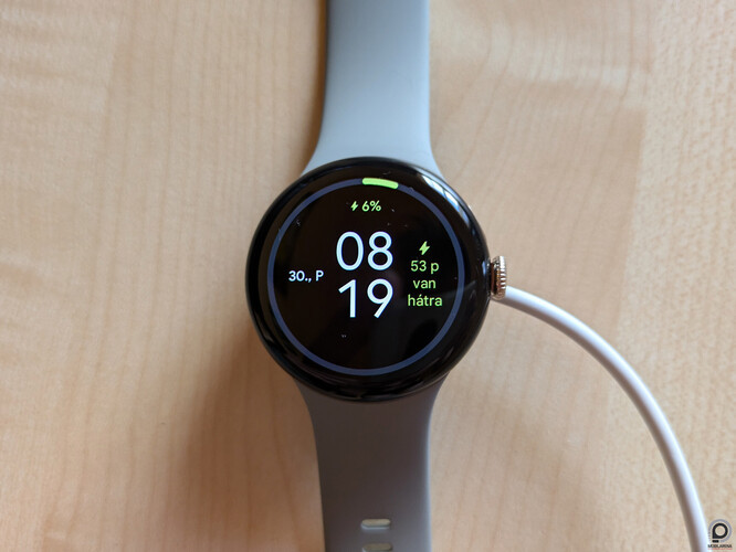 Pixel Watch 3 a töltőjén