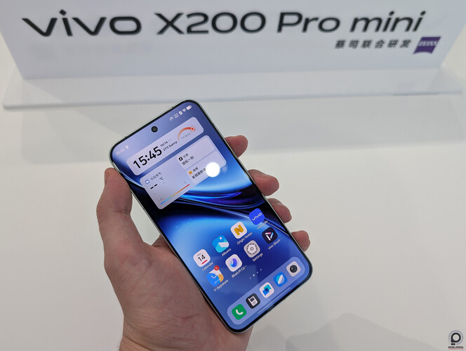 Ilyesmi méretben várható az Oppo Find X8 Mini és OnePlus 13 Mini is, mint a képen látható Vivo X200 Pro mini