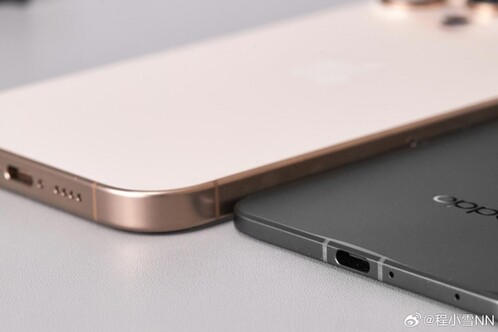 A Find N5 kinyitott állapotban egy iPhone 16 Pro mellett