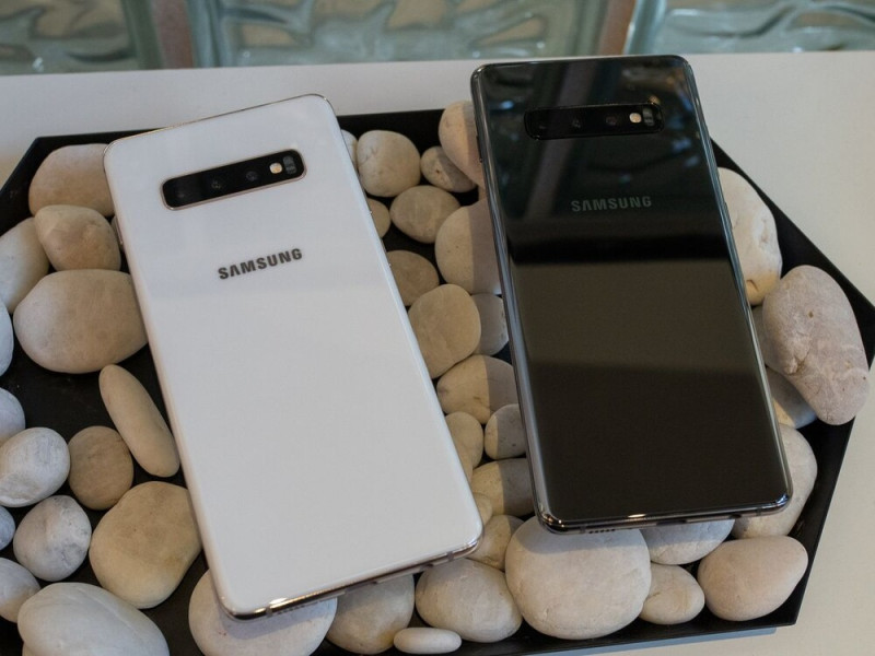 A Galaxy S10+ Ceramic White és Ceramic Black különkiadásban