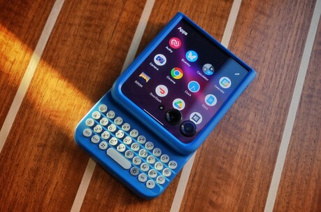 Galaxy S25 és Motorola Razr 50 Ultra a Clicks tokokban