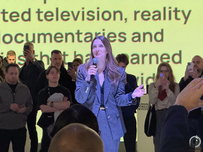 Drew Barrymore a HMD sajtótájékoztatóján