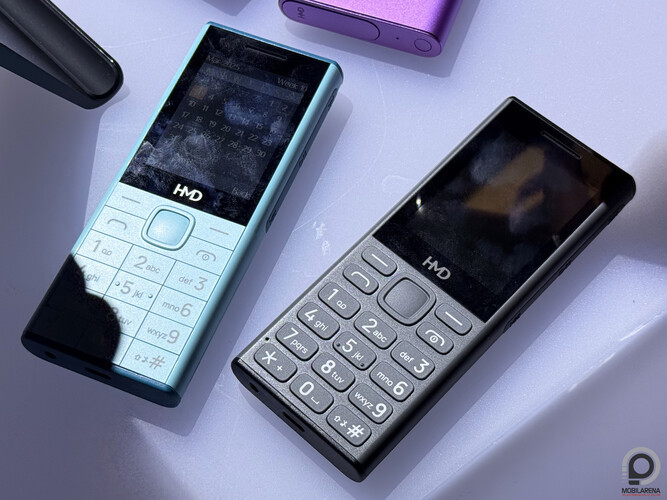 Feketében a kép jobb oldalán a HMD 130 Music, balra kékben a HMD 150 Music