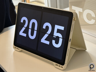 A TCL-nél csináltak a táblagéphez egy olyan tokot, amit kistáskaként is lehet viselni, ha valaki erre vágyna