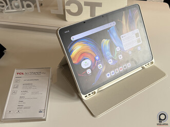 A TCL-nél csináltak a táblagéphez egy olyan tokot, amit kistáskaként is lehet viselni, ha valaki erre vágyna