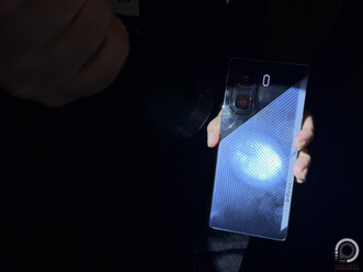 Elég erős fényforrásra van szükség ahhoz, hogy tölteni is kezdjen a mobil