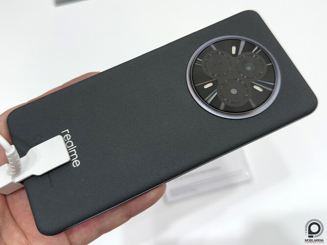 A hátlap anyagának érintése gumira hasonlít a fekete Realme 14 Pro esetén