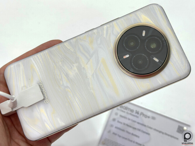 A márvány színű Realme 14 Pro+ hátlapja