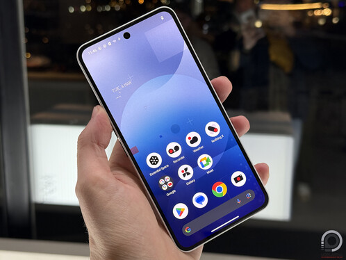 Balra a Phone (3a), jobbra a Phone (3a) Pro elölről