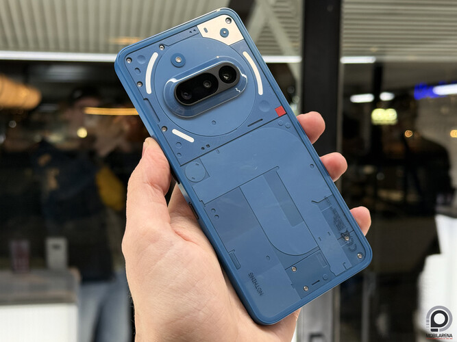 Phone (3a) kékben