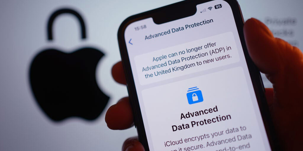 Zárt ajtók mögött vitáznak a britek az Apple eszközök hátsó kapujáról