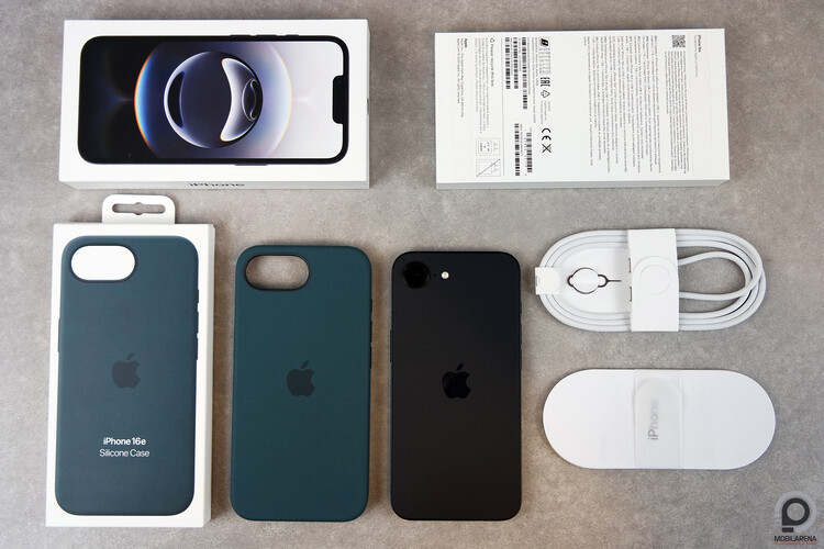 A doboz és tartalma (plusz egy Apple védőtok)