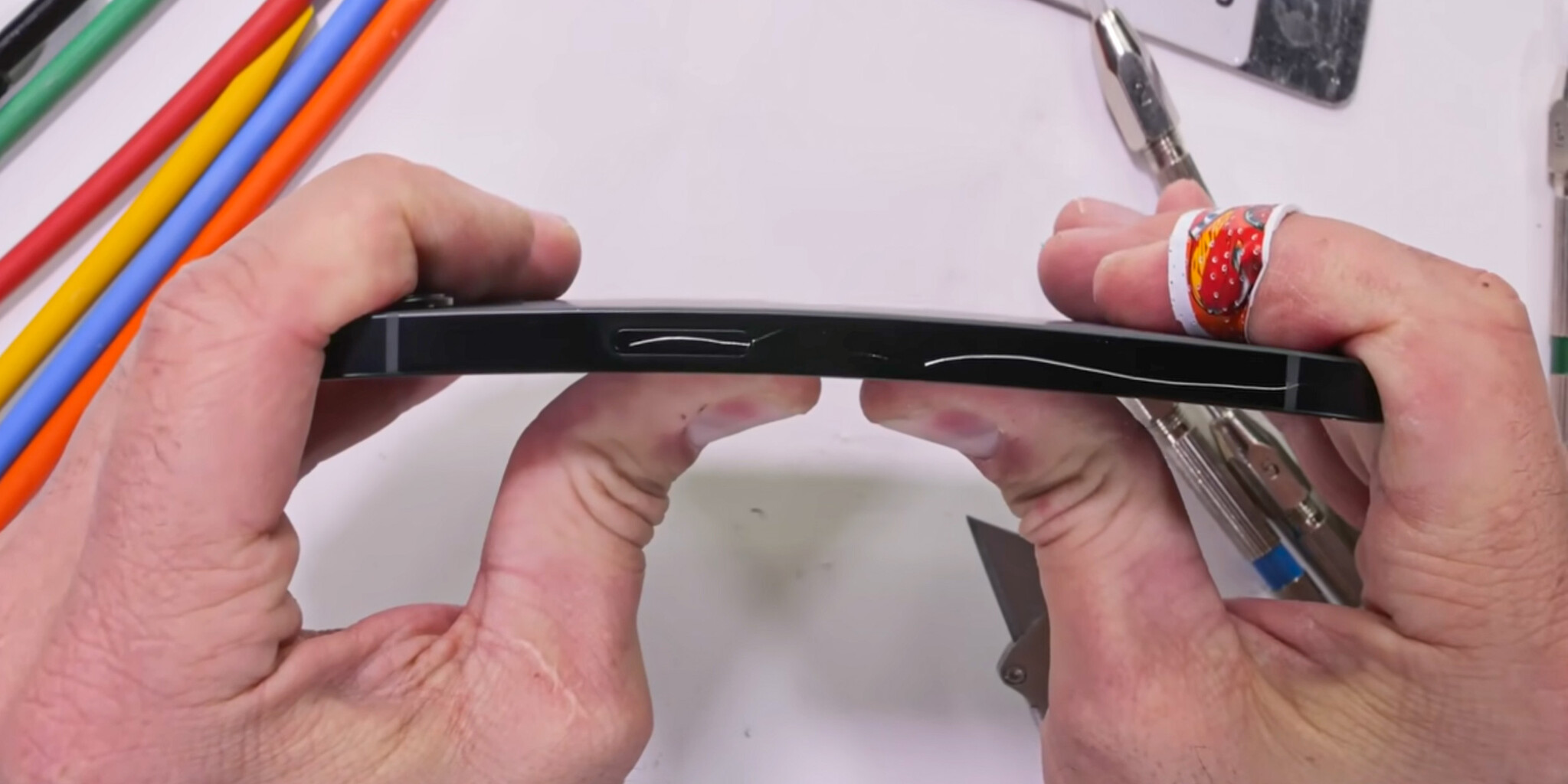 Rettenetesen meggyötörték az iPhone 16e-t