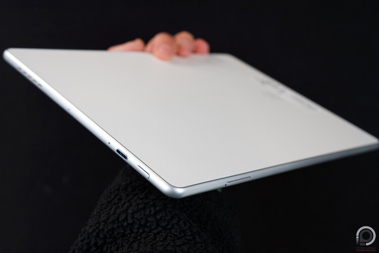 A fekete színű gomb a kijelző módját váltó, mellette a bekapcsoló gomb