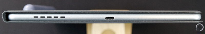 Hangszóró és USB-C csatlakozó alul