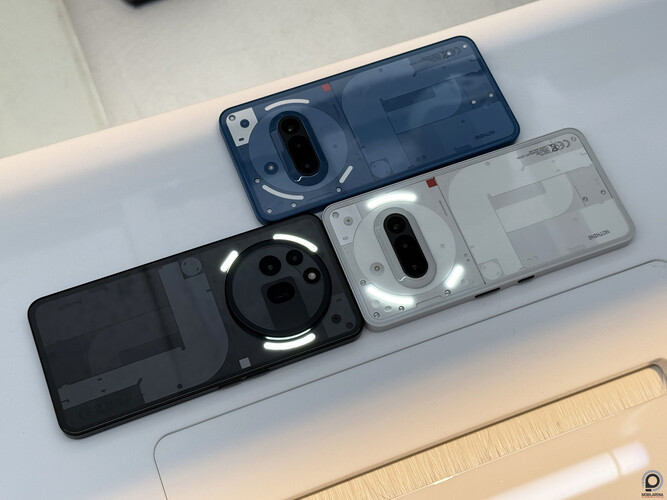 Balra a Phone (3a) Pro, jobbra két Phone (3a)