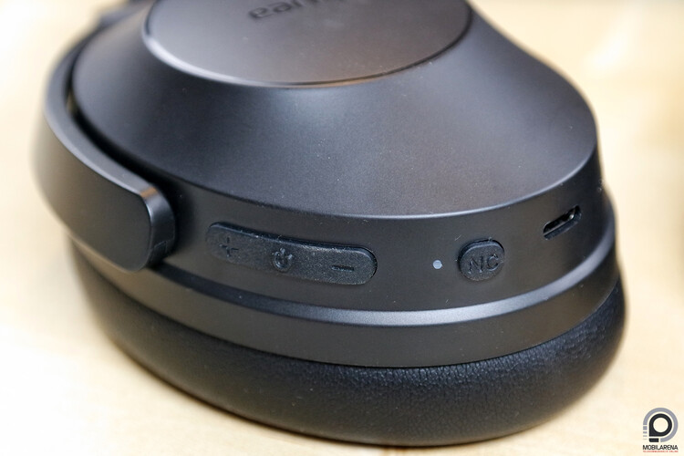 USB csatlakozó és egyszerű, de megbízható műanyag nyomógombok