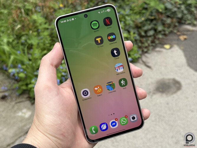 Kint is teljesen oké a panel olvashatósága