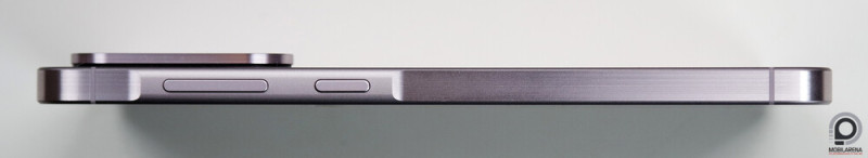 A keret jobb oldalán vannak a gombok, idén is kicsit kiemelkednek a keretből