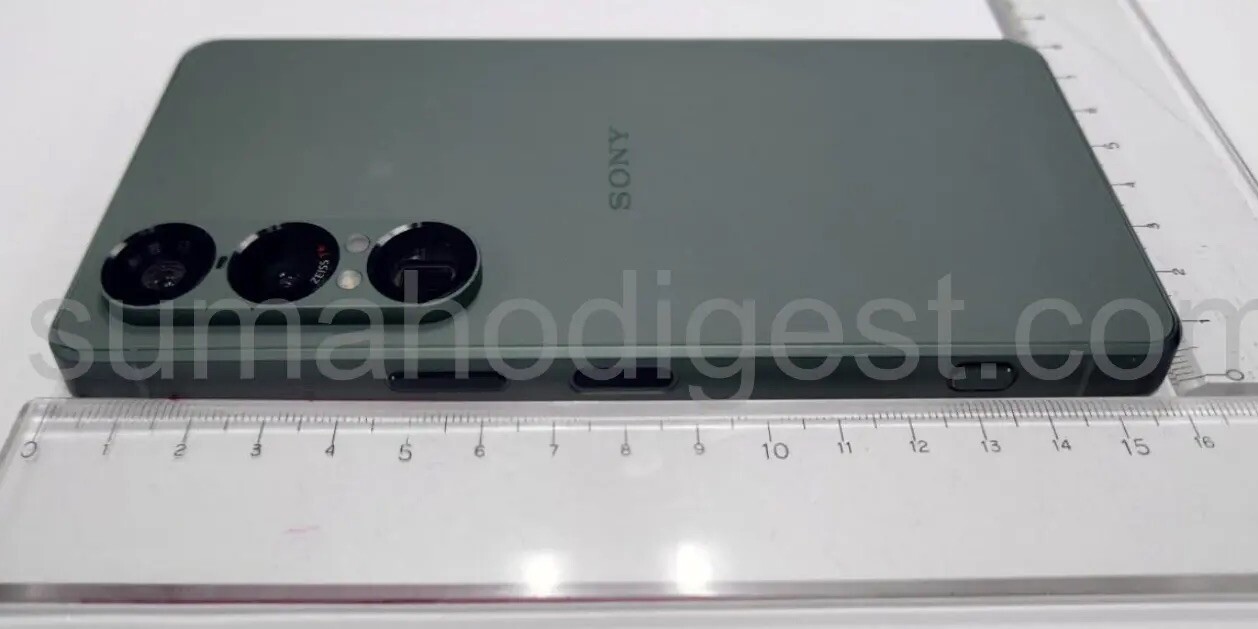 Fényképeken az újra lilába boruló Xperia 1 VII