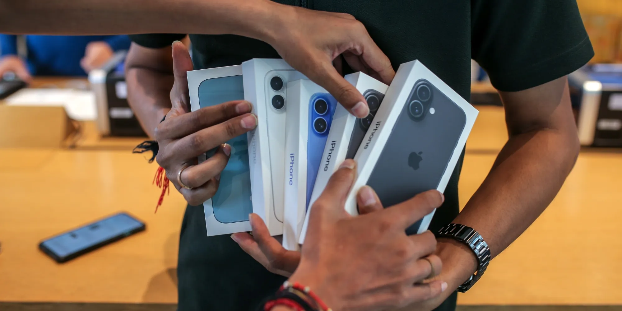 Ömlenek majd az iPhone-ok az indiai futószalagokról